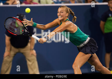 Mason, Ohio, USA. August 14, 2018: Petra Kvitova (CZE) schlägt den Ball zurück zu Serena Williams (USA) an der westlichen Süden öffnen, Mason, Ohio, USA. Brent Clark/Alamy leben Nachrichten Stockfoto