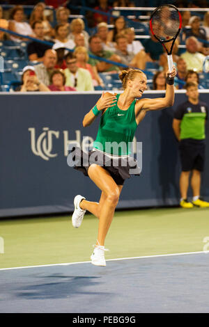 Mason, Ohio, USA. August 14, 2018: Petra Kvitova (CZE) schlägt den Ball zurück zu Serena Williams (USA) an der westlichen Süden öffnen, Mason, Ohio, USA. Brent Clark/Alamy leben Nachrichten Stockfoto