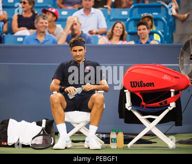 Mason, Ohio, USA. August 14, 2018: Roger Federer (SUI) während der Partie gegen Peter GojoWczyk (GER) Am westlichen Süden öffnen, Mason, Ohio, USA. Brent Clark/Alamy leben Nachrichten Stockfoto