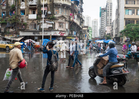 Fußgänger und den Verkehr auf der Straße nach dem Monsun Regenguß in der Grant Road, Mumbai, Indien Stockfoto