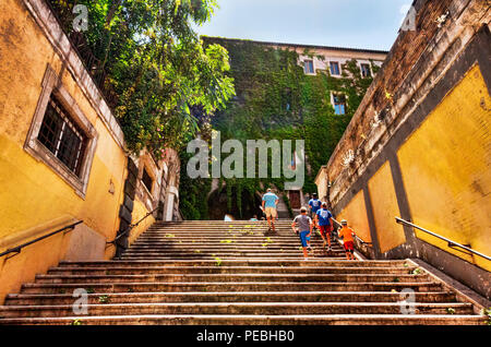 Rom, Italien, 19. Juli 2018: Touristen klettern die alte Treppe unter Palazzo Borgia zu San Pietro in Vincoli Platz im Stadtteil Monti in Rom zu führen. Stockfoto