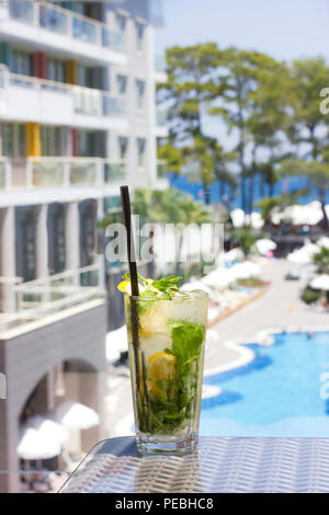 Mojito Cocktail in Glas auf dem Hintergrund einer Pool Stockfoto