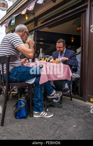 Männer Essen außerhalb im Restaurant in Paris, Frankreich Stockfoto