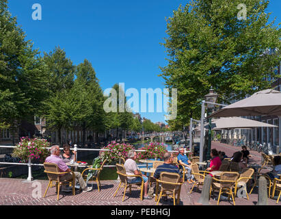 Cafe auf Nonnenbrug an der Rapenburg Canal, Leiden, Zuid-Holland (Südholland), Niederlande Stockfoto