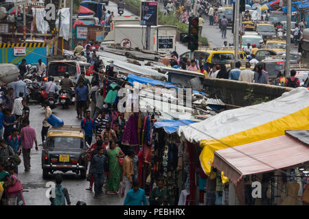 Grant Road und Frere Brücke Verkehr und Markt Szene, Mumbai, Indien Stockfoto