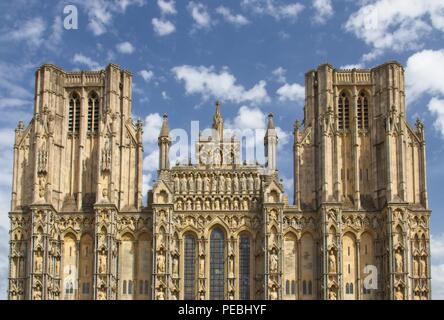 Wells Cathedral, West Front, blauer Himmel mit Fluffy Clouds. Stockfoto