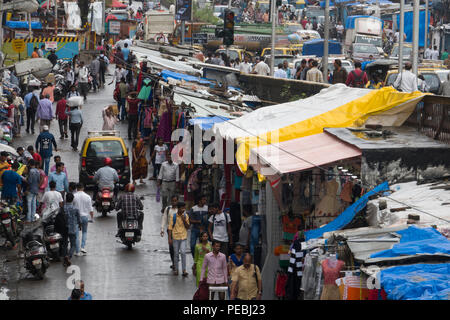 Grant Road und Frere Brücke Verkehr und Markt Szene, Mumbai, Indien Stockfoto