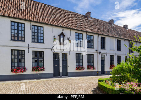 Weiße Häuser aus dem 17. Jahrhundert Beginen" im Hof der Beginenhof von Oudenaarde, Ostflandern, Belgien Stockfoto