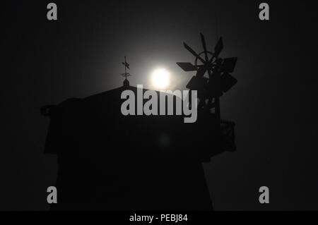 Vollmond über einer alten Mühle nach der vollständigen Mondfinsternis in Deutschland vom 27./28. Juli 2018 Stockfoto