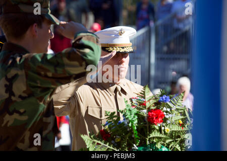 Brig. Gen. Thomas Weidley, Kommandierender General, Marine Corps Installationen East-Marine Corps Base Camp Lejeune, begrüßt Sie während der Wiedergabe von Armaturen zu einem Veterans Day Zeremonie an der Behinderten amerikanischen Veteranen Onslow County Kapitel 16 in Jacksonville Nov. 11. Weidley dankte allen, die unsere Nation in jedem Zweig der Service während Krieg und Frieden gedient haben. Stockfoto