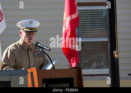 Brig. Gen. Thomas Weidley, Kommandierender General, Marine Corps Installationen East-Marine Corps Base Camp Lejeune, spricht während einer Veterans Day Zeremonie an der Behinderten amerikanischen Veteranen Onslow County Kapitel 16 in Jacksonville Nov. 11. Weidley gemeinsame Geschichten von Veteranen des Zweiten Weltkrieges, die besucht Camp Lejeune früh dieses Jahr. Stockfoto