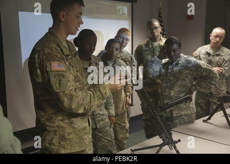 Us-Armee SPC. Andrew Miller, zugeordnet zu den 55th Signal Company (Bekämpfung der Kamera), bietet eine Anleitung zum Zerlegen und einen M249 Squad Automatic Weapon am Fort George G. Meade, Md., 23. November 2015 wieder zusammenbauen. Die Klasse wurde in der Vorbereitung für eine schwere Waffe während des Monats Dezember durchgeführt. (U.S. Armee Foto von SPC. Richard Gerszewski/Freigegeben) Stockfoto