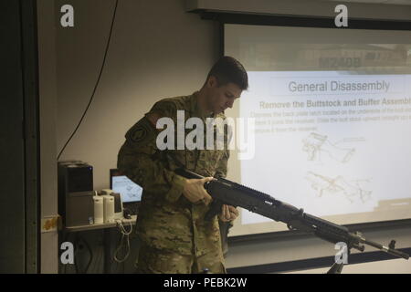 U.S. Army Staff Sgt. Brian Kohl, zugeordnet zu den 55th Signal Company (Bekämpfung der Kamera), bietet eine Anleitung zum Zerlegen und einen M240 Bravo am Fort George G. Meade, Md., November 23, 2015 wieder zusammenbauen. Die Klasse wurde in der Vorbereitung für eine schwere Waffe während des Monats Dezember durchgeführt. (U.S. Armee Foto von SPC. Richard Gerszewski/Freigegeben) Stockfoto