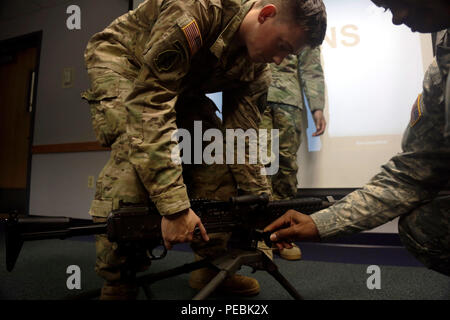 Us-Armee SPC. Andrew Miller, zugeordnet zu den 55th Signal Company (Bekämpfung der Kamera), bietet eine Anleitung zum Zerlegen und einen M240 Bravo am Fort George G. Meade, Md., November 23, 2015 wieder zusammenbauen. Die Klasse wurde in der Vorbereitung für eine schwere Waffe während des Monats Dezember durchgeführt. (U.S. Armee Foto von SPC. Richard Gerszewski/Freigegeben) Stockfoto