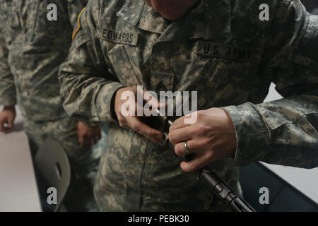 Us-Armee Sgt. Jason Edwards, zugeordnet zu den 55th Signal Company (Bekämpfung der Kamera), gibt eine Klasse auf dem M240 Bravo am Fort George G. Meade, Md., Nov. 23, 2015. Die Klasse wurde in der Vorbereitung für eine schwere Waffe während des Monats Dezember durchgeführt. (U.S. Armee Foto von SPC. Richard Gerszewski/Freigegeben) Stockfoto