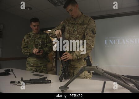 Us-Armee SPC. Andrew Miller, zugeordnet zu den 55th Signal Company (Bekämpfung der Kamera), bietet eine Anleitung zum Zerlegen und einen M249 Squad Automatic Weapon am Fort George G. Meade, Md., November 23, 2015 wieder zusammenbauen. Die Klasse wurde in der Vorbereitung für eine schwere Waffe während des Monats Dezember durchgeführt. (U.S. Armee Foto von SPC. Richard Gerszewski/Freigegeben) Stockfoto