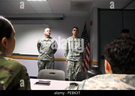 Us-Armee Oberstleutnant David Biggins Kommandant der 114 Signal Battalion, steht mit Pfc. Christopher Brecht, zu 55th Signal Company (Bekämpfung der Kamera), beauftragt, ein 55.-Signal Company (COMCAM) Münze, am Fort George G. Meade, Md Okt. 28, 2015 zu erhalten. Empfangen einer Münze in die Armee ist ein Zeichen der Wertschätzung und Anerkennung für eine Aufgabe, die Sie erfolgreich über Standards abgeschlossen haben. (U.S. Armee Foto von SPC. Hayley Gardner/Freigegeben) Stockfoto