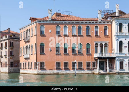 Ca' Cappello Layard Carnelutti, Grand Canal, San Polo, Venedig, Venetien, Italien an der Mündung des Rio San Polo und Rio dell Erbe. Aufenthalt von Austen Stockfoto