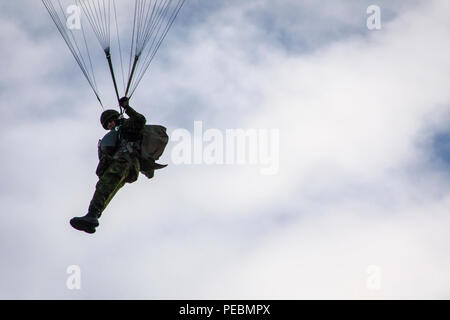 Kanadische Fallschirmjäger, Cpl. Jason geknickt, von Trenton, Ontario, bereitet sich auf den Nijmegen Landing Zone für die 18. jährlichen Randy Oler Memorial Betrieb Spielzeug Drop zu landen, bewirtet durch die US-Armee die zivilen Angelegenheiten & psychologische Operations Command (Airborne), Dez. 3, 2015 in Fort Bragg, N.C. Betrieb Spielzeug Drop ist der weltweit größte kombinierten Betrieb und kollektive Übung die Soldaten die Möglichkeit, Kindern in Not zu helfen Spielwaren für den Urlaub erhalten. Verbogene dient als rigger mit der Kanadischen Armee Advanced Warfare Center. (U.S. Armee Foto von Sgt. Schicksal Mann, 450 zivilen Af Stockfoto