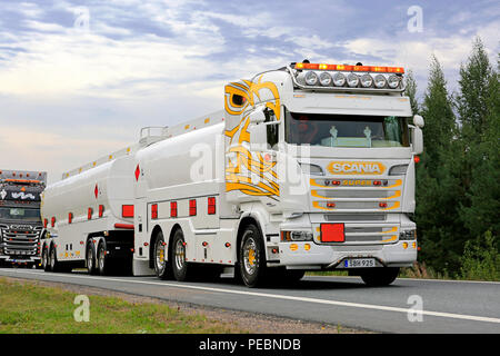 LEMPAALA, Finnland - 9. AUGUST 2018: Scania R 560 Tankwagen von Johan Nordqvist Transport AB aus Schweden im Konvoi zu Power Truck Show 2018, Finnland. Stockfoto