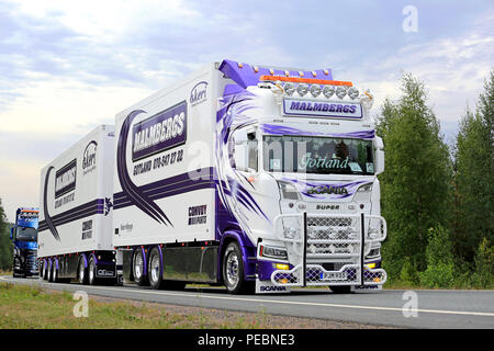 LEMPAALA, Finnland - 9. AUGUST 2018: Micke Malmbergs Akeri Ab Scania S730 Fracht Lkw aus Schweden im Konvoi zu Power Truck Show 2018, Finnland. Stockfoto