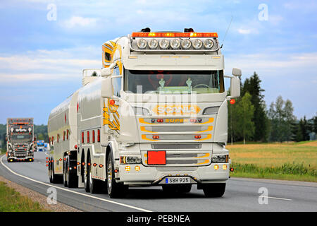 LEMPAALA, Finnland - 9. AUGUST 2018: Scania R 560 Tankwagen von Johan Nordqvist Transport AB aus Schweden im Konvoi zu Power Truck Show 2018, Finnland. Stockfoto