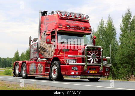 LEMPAALA, Finnland - 9 August, 2018: Scania 143H Streamline truck Pouls Bremseservice A/S mit zwei V8-Motoren in den LKW-Konvoi nach Power Truck Show 2018. Stockfoto