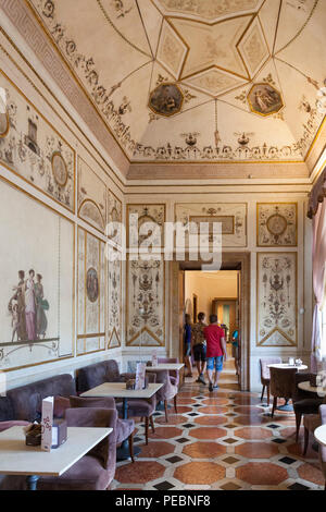 Innenraum des Museum Correr Caffe, Piazza San Marco, San Marco, Venedig, Venetien, Italien mit Tischen und Kunden. Restaurant, Cafe, Cafeteria Stockfoto