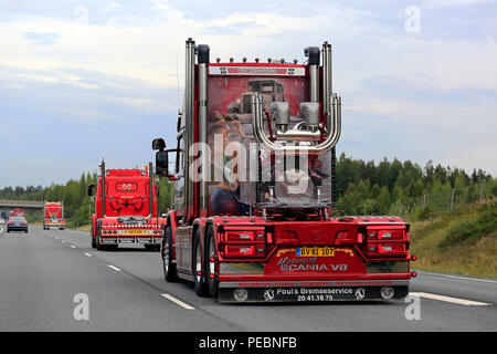 LEMPAALA, Finnland. 9. August, 18.: Scania 143H optimieren Pouls Bremseservice, 2V8-Motoren, im Konvoi zu Power Truck Show 2018, Rückansicht auf der Autobahn. Stockfoto