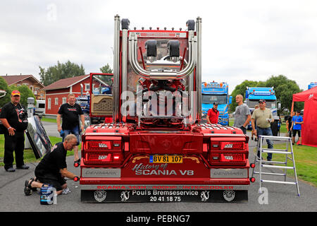 ALAHARMA, Finnland - 10 AUGUST 2018: Scania V8 143 H optimieren Pouls Bremseservice A/S Team erhält die V8 Scania für Power Truck Show 2018 bereit. Stockfoto