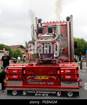 ALAHARMA, Finnland - 10. AUGUST 2018: Start der V8-Motor von Scania V8 143 H Rationalisieren von pouls Bremseservice A/S auf Power Truck Show 2018. Stockfoto