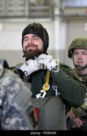 Niederländische Sgt. 1. Klasse Niels van Gestel setzt an seinem Helm vor dem Besteigen des Flugzeugs während des Betriebs Spielzeug Fallen, Fort Bragg, N.C., Dez. 5 2015. Betrieb Spielzeug Drop ist der weltweit größte kombinierten Betrieb mit sieben Partner - nation Fallschirmjäger teilnehmenden und Soldaten erlaubt, die Möglichkeit, Kindern in Not zu helfen, überall Spielwaren für den Urlaub erhalten. (U.S. Armee Foto von SPC. Josephine Carlson) Stockfoto