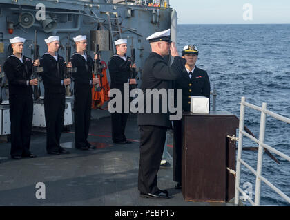 151206-N-GW 139-063 PAZIFISCHEN OZEAN (31. 6, 2015) - Chief Information Specialist Randy Smith begrüßt die Reste einer ehemaligen Marine Seemann an Bord der Arleigh-Burke-Klasse Lenkwaffen-kreuzer USS Princeton (CG-59) während einer Bestattung auf See Zeremonie. Marine Schiffe auf der ganzen Welt verhalten Bestattung auf See Zeremonien für die Familien der bleibt. (U.S. Marine Foto von Mass Communication Specialist 3. Klasse Eric Truhe/Freigegeben) Stockfoto