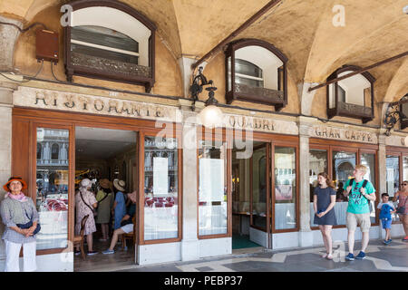 Wartet Gruppe von asiatischen Frauen Touristen im Ristorante Quadri Gran Caffe, Piazza San Marco, San Marco, Venedig, Venetien, Italien innen Bestellung von Getränken als einer Stockfoto