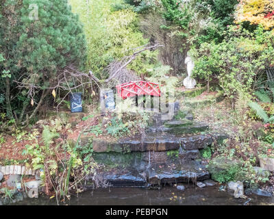 Ein Miniatur garten Wasserfall mit Ornamenten und fließendes Wasser. Stockfoto