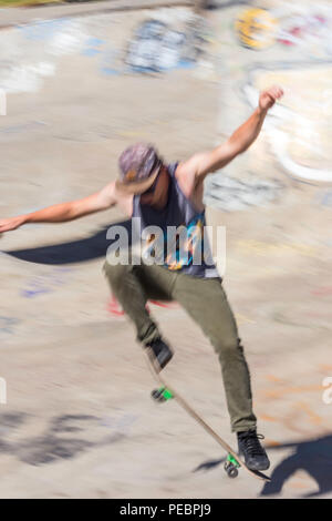 Junger Mann Skateboarder im Riverside River Yard Skateboard Bowl, tolle Herbst, Montana, USA Stockfoto