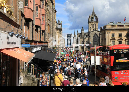 Die Royal Mile in Edinburgh, sehr beschäftigt mit Menschen um die Fransen, 2018, in Schottland, Großbritannien Stockfoto