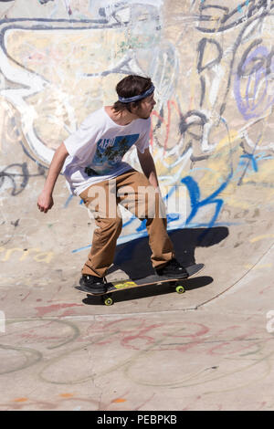 Junger Mann Skateboarder im Riverside River Yard Skateboard Bowl, tolle Herbst, Montana, USA Stockfoto