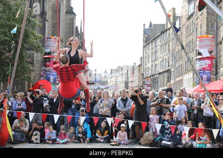 Darsteller für die Weltberühmten, jährliche Fringe 2018 auf der Royal Mile in Edinburgh, Schottland, Großbritannien Stockfoto