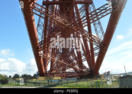 Strukturelle Einzelheiten über die Forth Eisenbahnbrücke über den Firth-of-Forth Edinburgh verbinden mit der Pfeife, von North Queensferry, fife fotografiert. Stockfoto