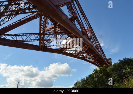 Die Forth Eisenbahnbrücke über den Firth-of-Forth Edinburgh verbinden mit der Pfeife, von North Queensferry, fife fotografiert. Stockfoto