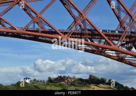 Zug passiert über die Forth Eisenbahnbrücke über den Firth-of-Forth Edinburgh verbinden mit der Pfeife, photogrpahed von North Queensferry, Fife Stockfoto