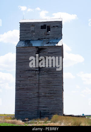 Ein altes, heruntergekommenes, beschädigte hölzerne Getreidesilo in ländlichen Montana. Stockfoto