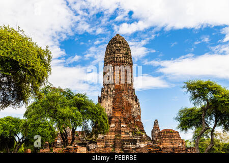 Der zentrale Turm (PRANG) eines antiken Siamesischen Tempel (Wat Phra Ram) in Ayutthaya Historical Park, Thailand. Von Bäumen umgeben, mit blauem Himmel und c Stockfoto