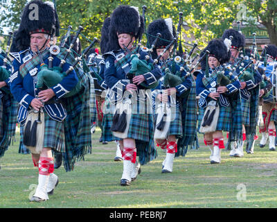 Ballater, Schottland - 09. August 2018: Ballater Pipe Band spielen in der Stadt nach der Highland Games in Ballater, Schottland. Stockfoto