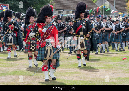 Ballater, Schottland - 09. August 2018: Pipe Bands in der Highland Games in Ballater, Schottland. Stockfoto