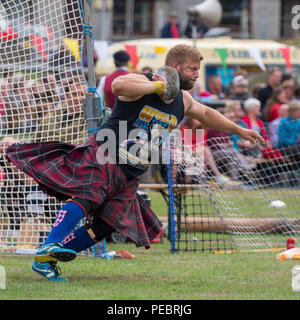 Ballater, Schottland - 09. August 2018: ein Wettbewerber in den Stein bei den Highland Games in Ballater, Schottland. Stockfoto