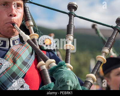 Ballater, Schottland - 09. August 2018: ein dudelsack plater in einer Pipe Band an den Highland Games in Ballater, Schottland. Stockfoto