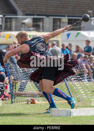 Ballater, Schottland - 09 August, 2018: Ein Mitbewerber im Gewicht für Abstand bei den Highland Games in Ballater, Schottland. Stockfoto