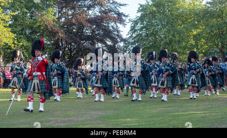 Ballater, Schottland - 09. August 2018: Ballater Pipe Band spielen in der Stadt nach der Highland Games in Ballater, Schottland. Stockfoto